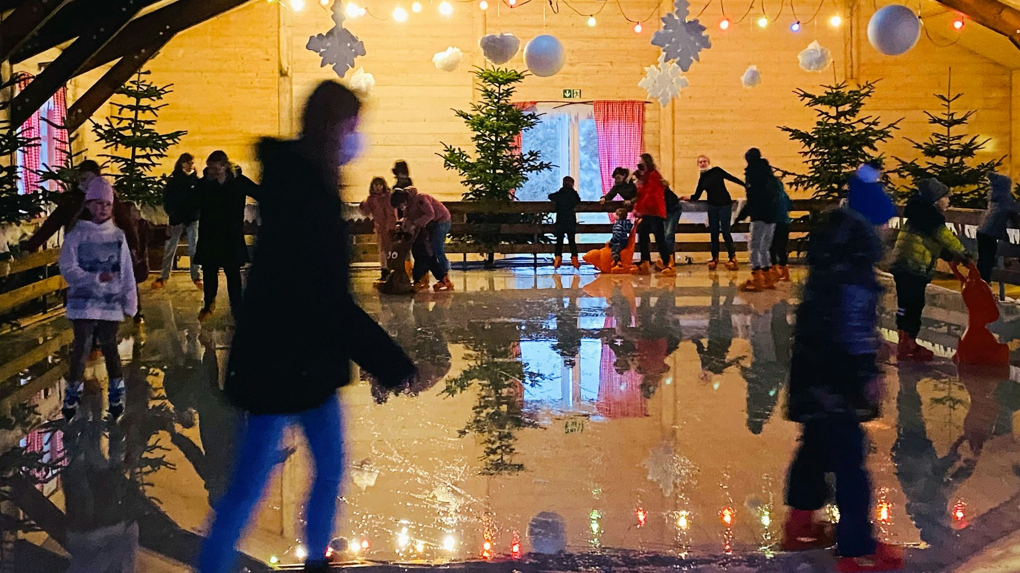 Schlittschuläufer auf der Eislaufbahn des Krewelshof in Obergartzem.