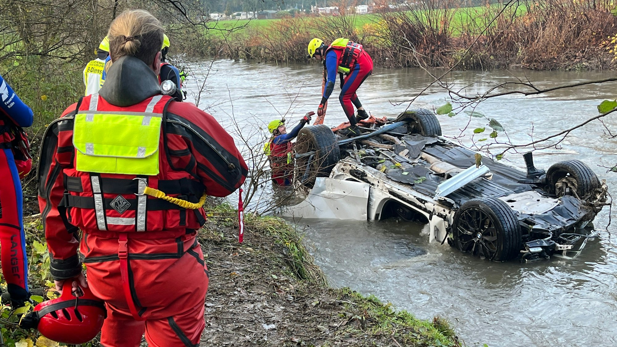 Ein 24 Jahre alter Autofahrer ist im November 2023 von der A 3 abgekommen, nur wenige Meter von der Unfallstelle am Sonntag entfernt, und ist auf dem Dach in der Sülz gelandet. Er musste durch die Feuerwehr befreit werden, er lag mit dem Kopf unter Wasser.