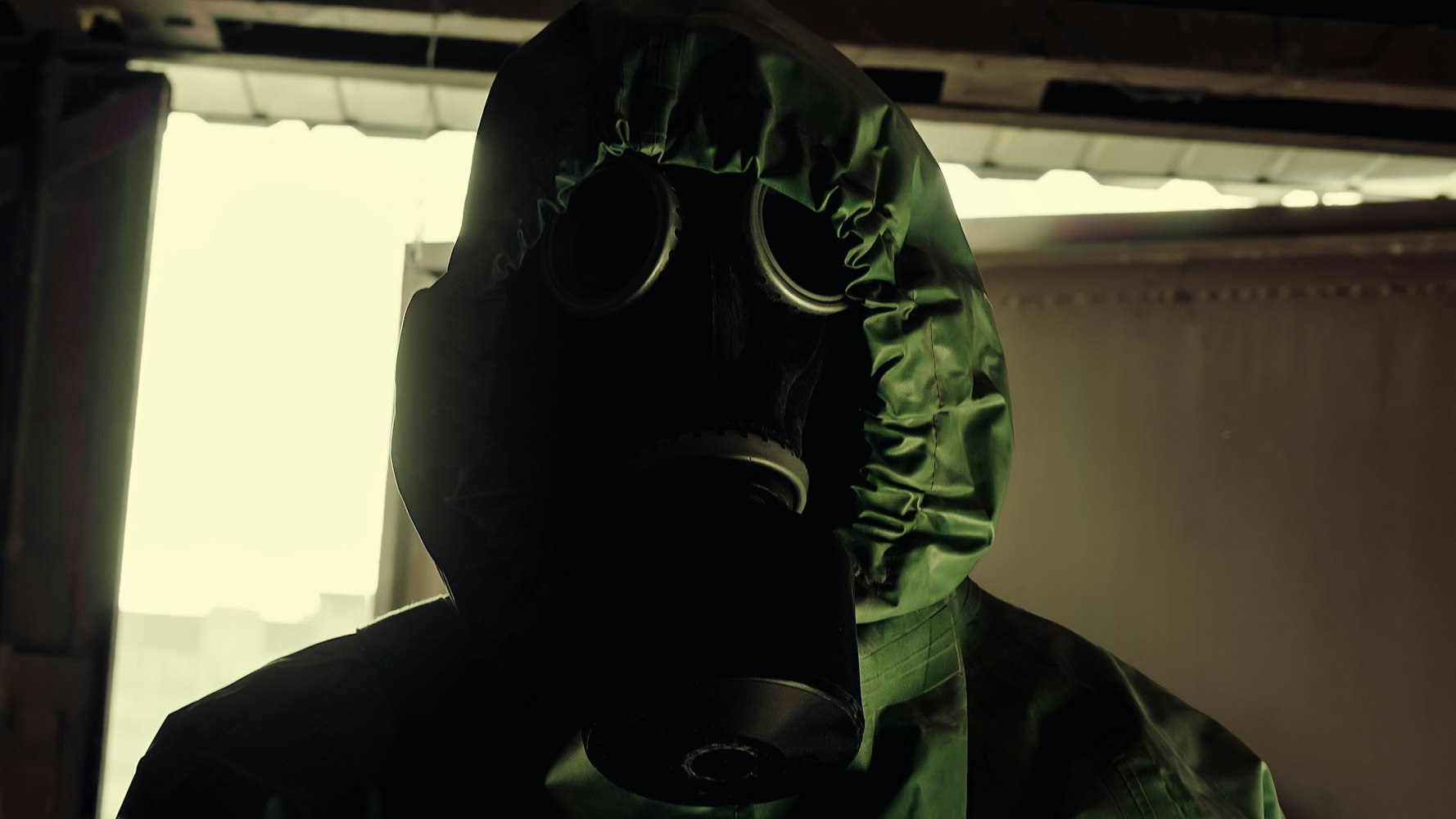 Ein Mann mit Schutzanzug und Gasmaske. Ein russischer Deserteur hat nun vom Einsatz von Chlorpikrin berichtet. (Archivbild)