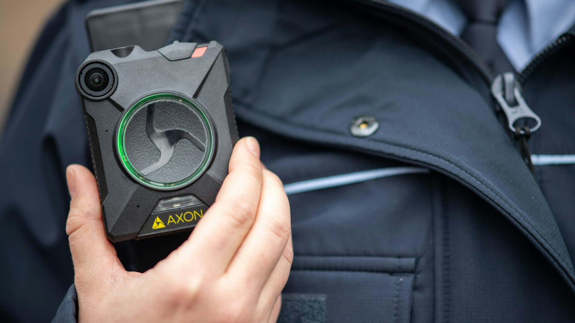 Eine Polizistin trägt während der Einführung von Bodycams für die Polizei in Baden-Württemberg eine Bodycam.