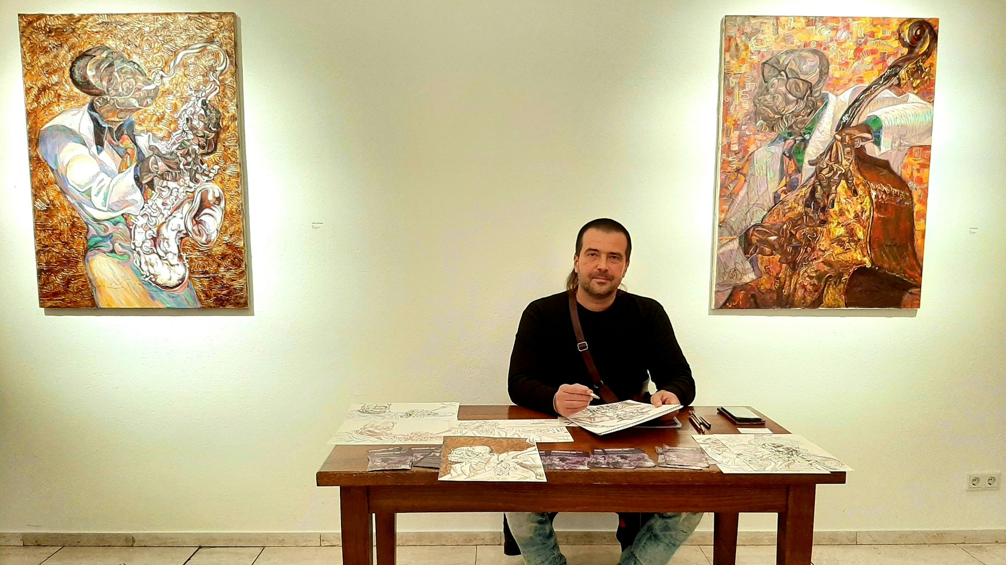 Roman Nogin ist Künstler aus der Ukraine, arbeitet unter anderem an einer Serie mit Jazz-Porträts und Bildern mit Bezug zum Jazz – und gastiert derzeit während der Leverkusener Jazztage im Erholungshaus.