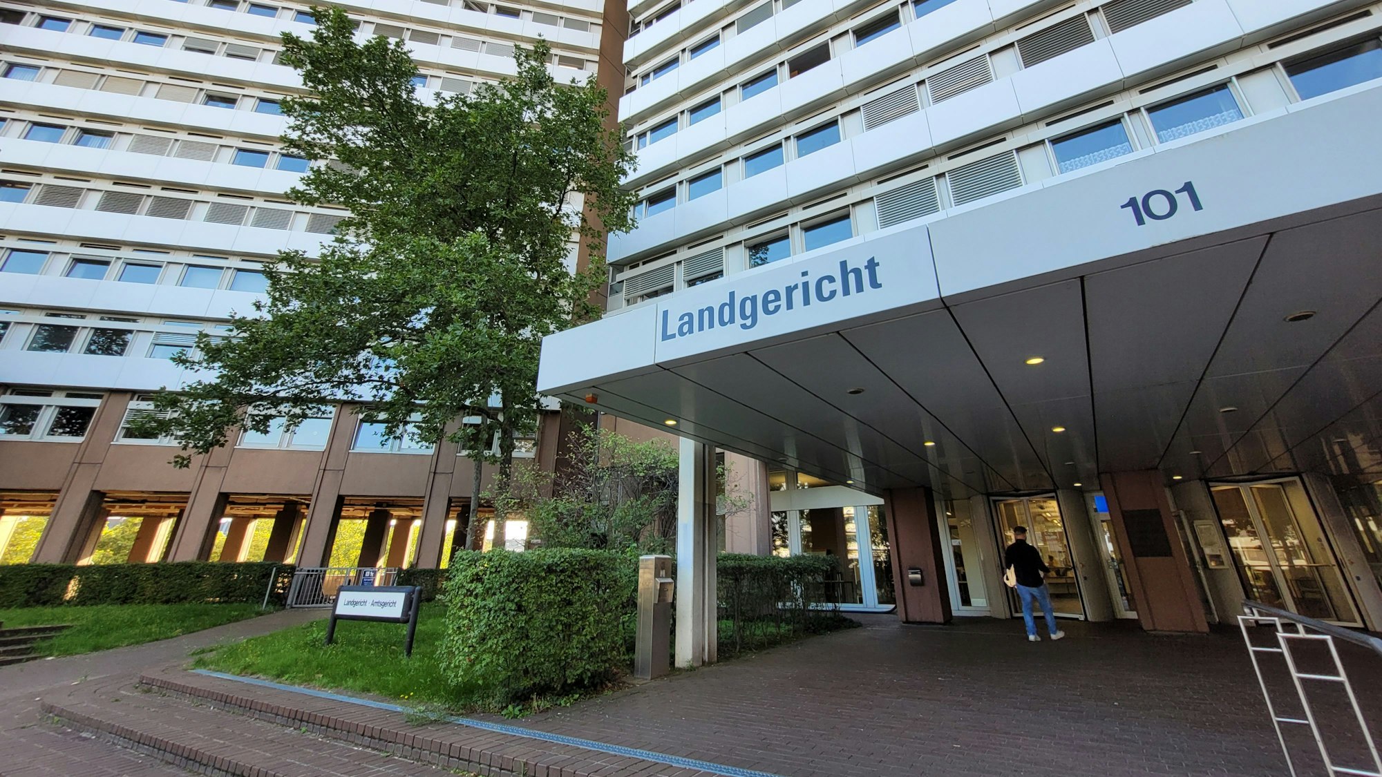 Wegen des Mordes an seinem Großvater und schwerer Brandstiftung mit Todesfolge hat das Kölner Landgericht einen 22-Jährigen aus Gummersbach am Freitag zu einer lebenslangen Gefängnisstrafe verurteilt. Das Foto zeigt den Kölner Justizkomplex an der Luxemburger Straße.