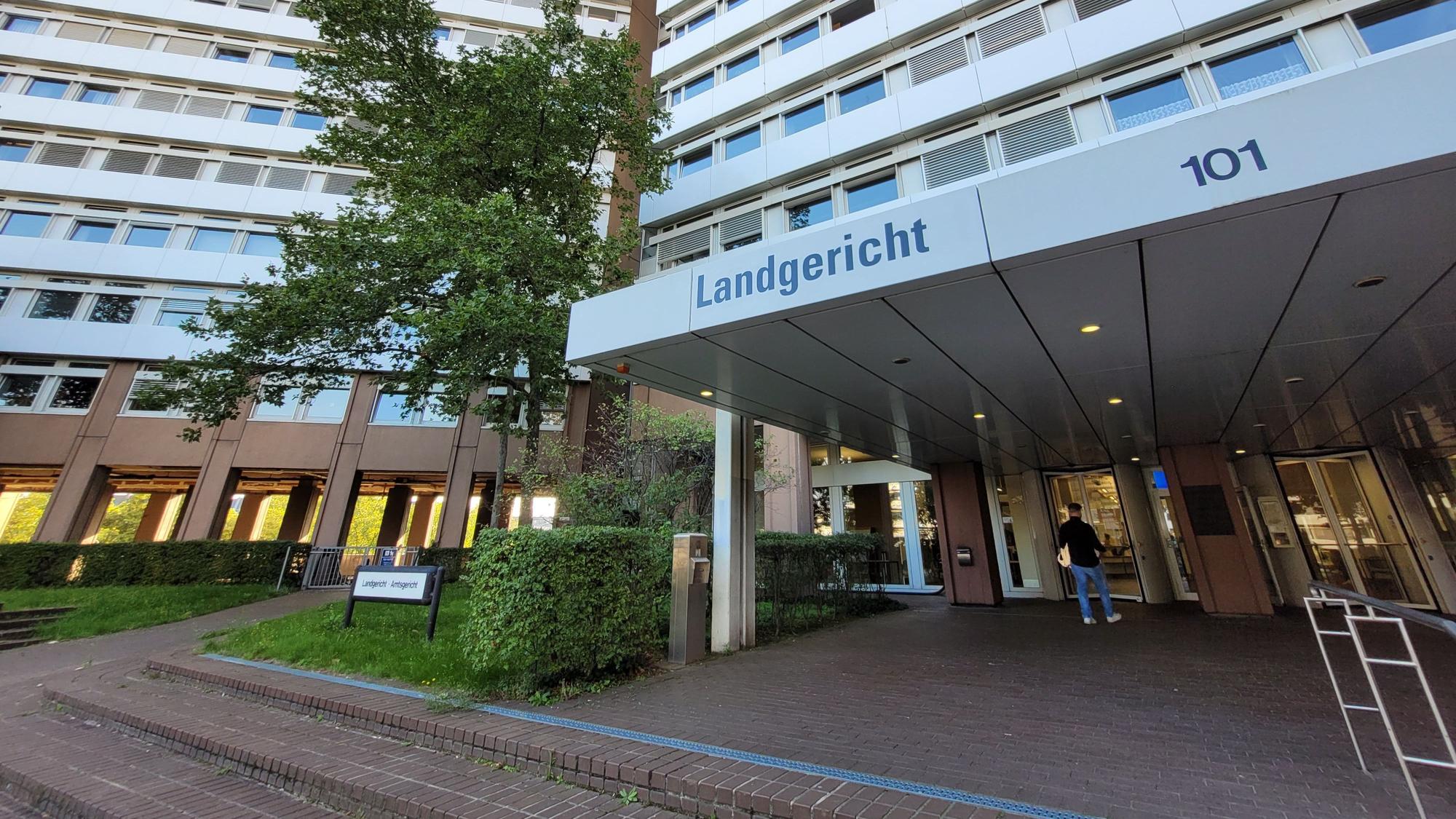 Der Justizkomplex Köln an der Luxemburger Straße, der Eingangsbereich