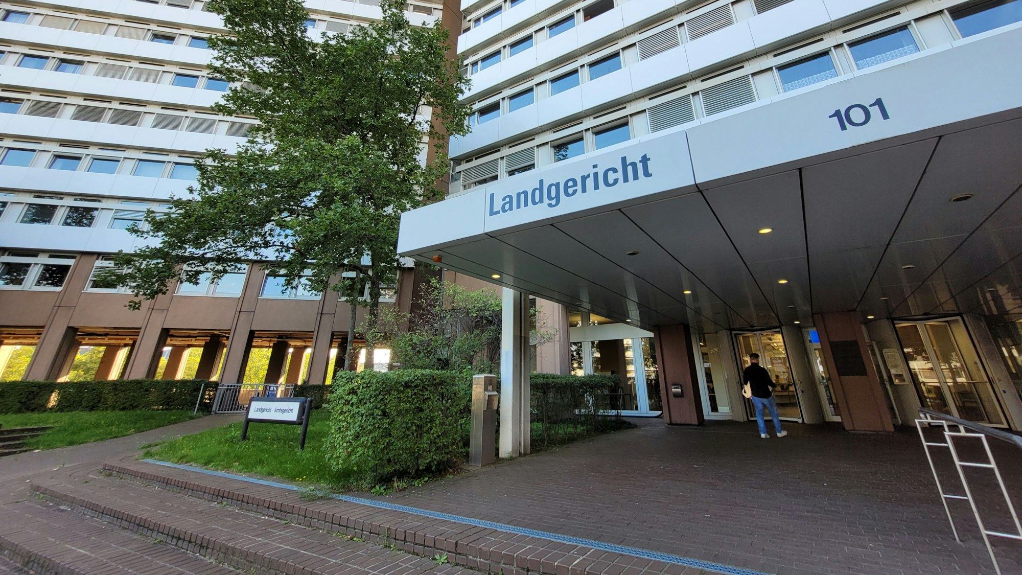 Der Justizkomplex Köln an der Luxemburger Straße, der Eingangsbereich