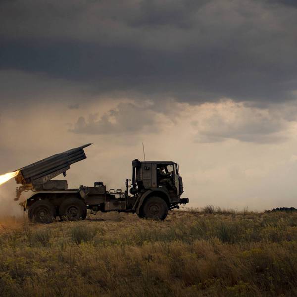 Ein russischer Raketenwerfer in der Region Cherson. Die Ukraine hat den Dnipro überquert – die russischen Truppen sind in der Defensive. Offiziell verspricht Moskau „Höllenfeuer“, doch Militärbeobachter sehen die Lage anders. (Archivbild)