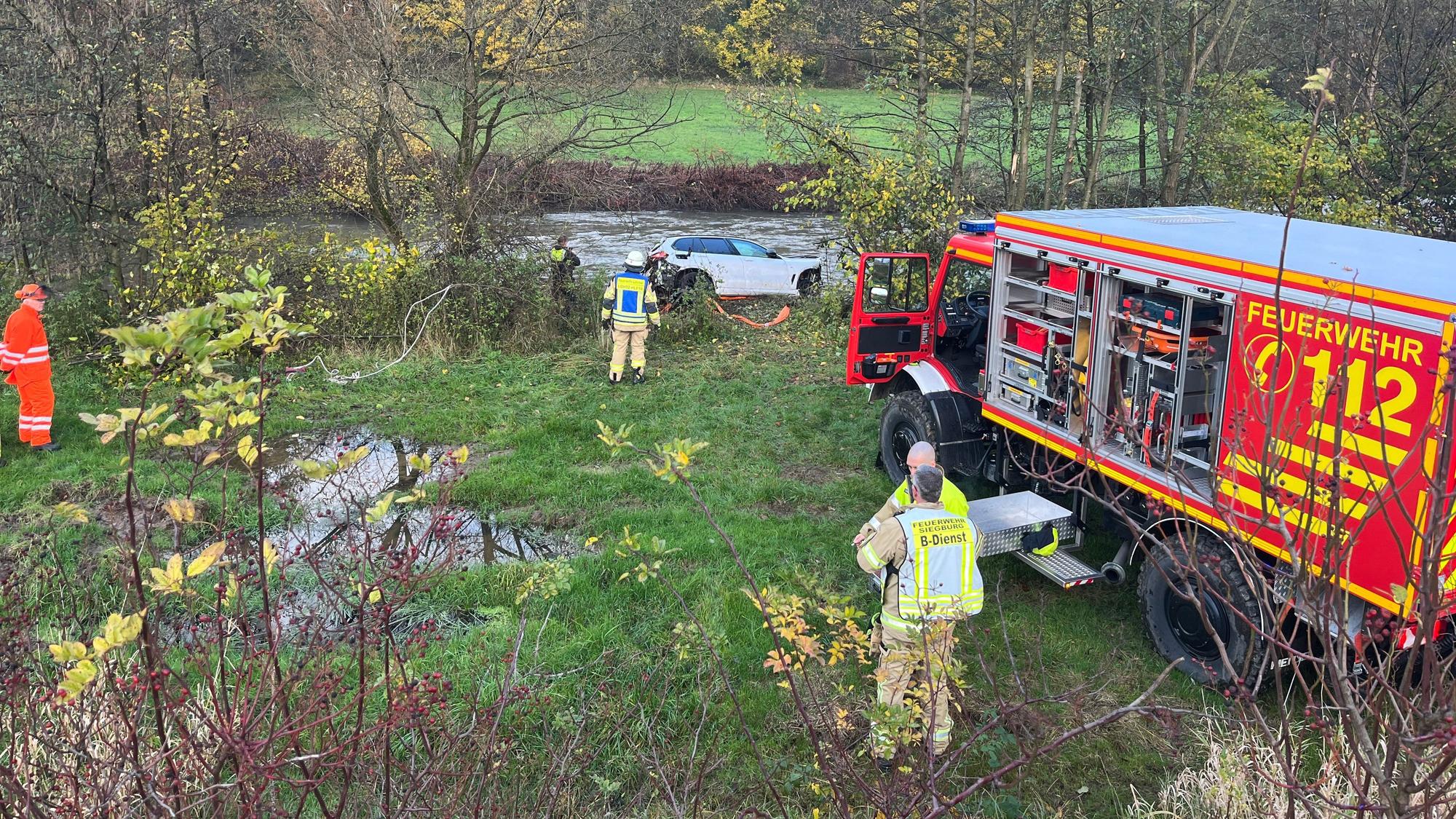 Mit einem Unimog der Siegburger Feuerwehr konnte der schwere SUV ans Ufer der Sülz gezogen werden.