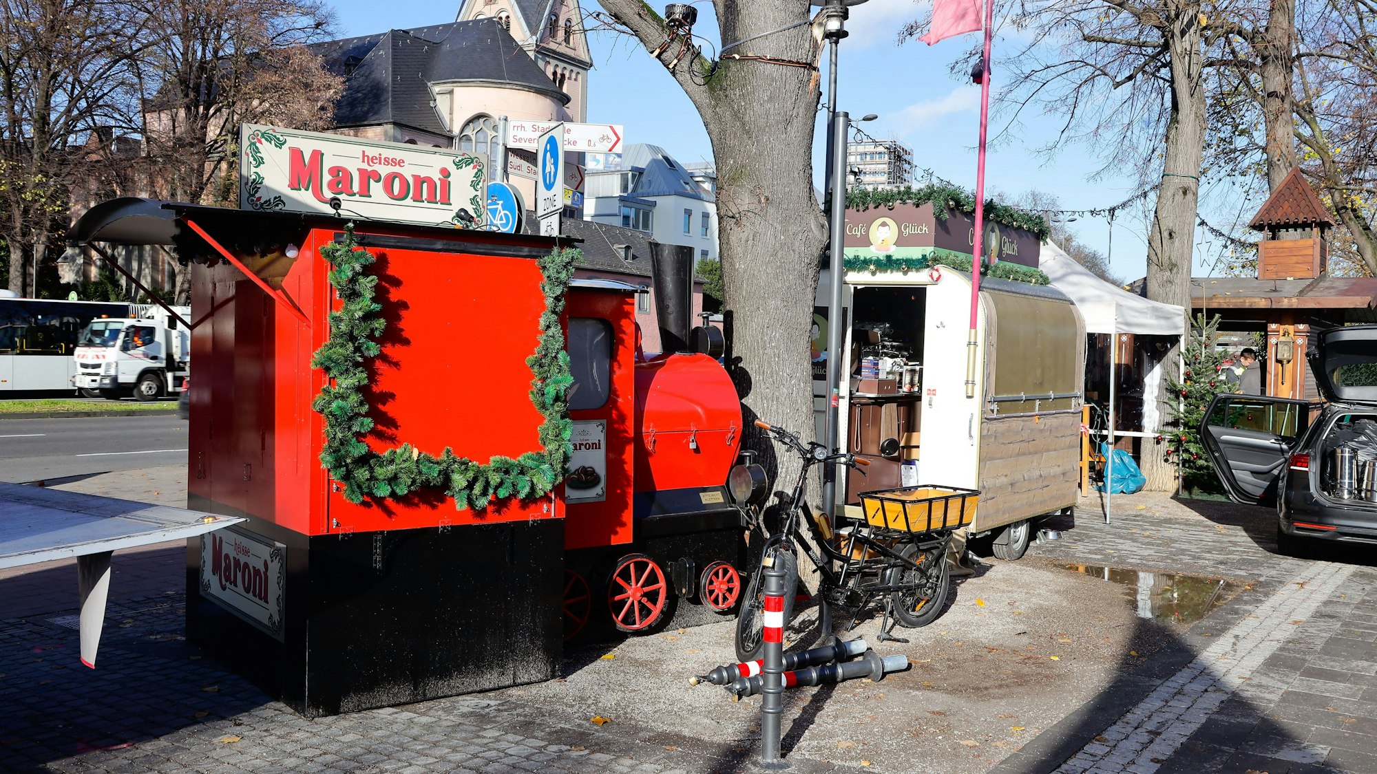 Aufbau beim Kölner Hafen-Weihnachtsmarkt 2022.