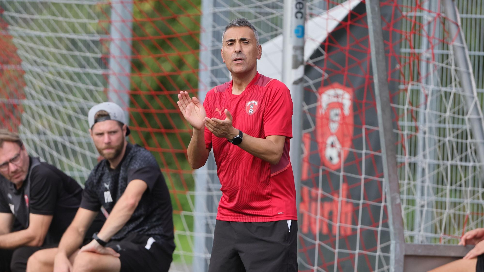 Das Foto zeigt Ali Meybodi als Trainer des FC Hürth. Er feuert seine Mannschaft während eines Spiels an.