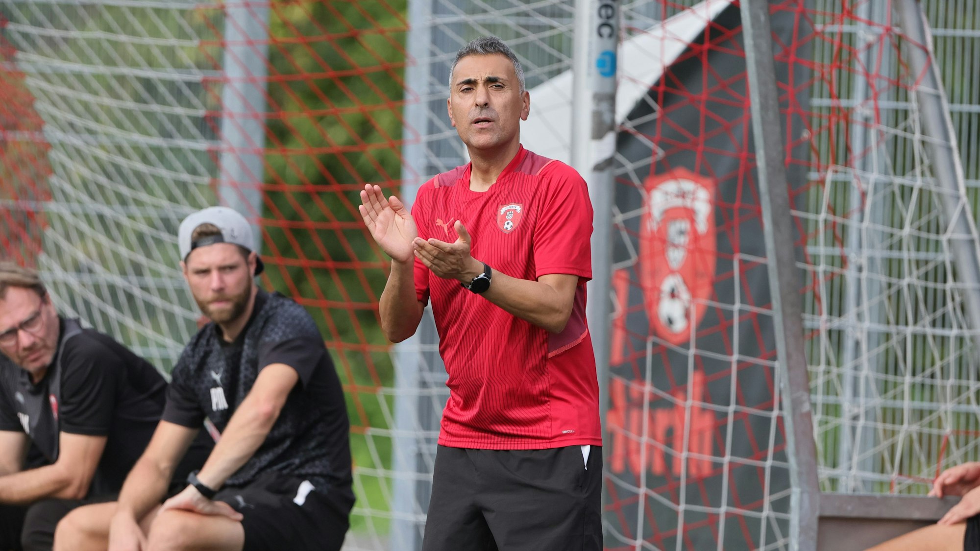 Das Foto zeigt Ali Meybodi als Trainer des FC Hürth. Er feuert seine Mannschaft während eines Spiels an.