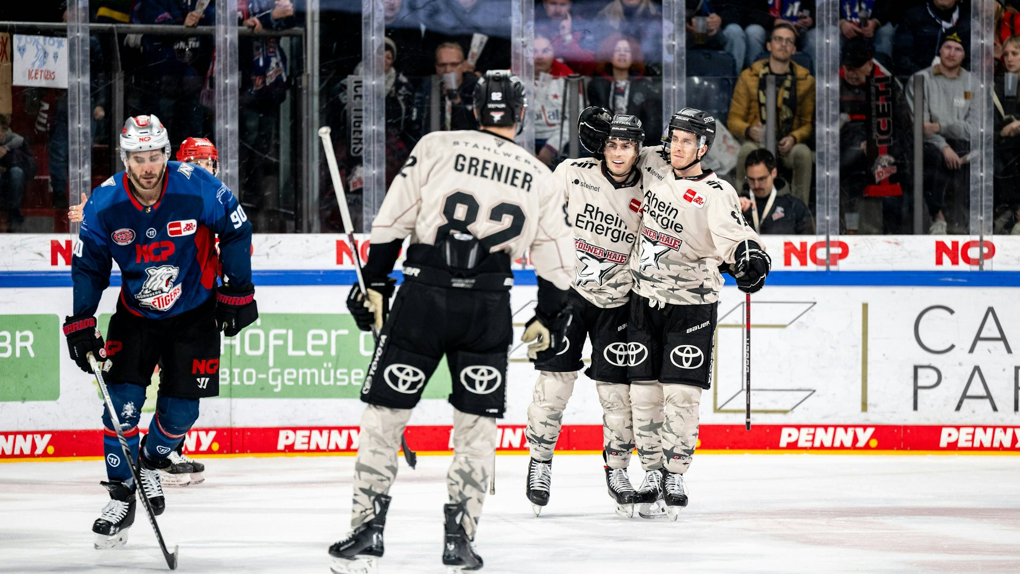17.11.2023 - Eishockey - Saison 2023 2024 - Penny DEL - Nürnberg Ice Tigers Icetigers - Kölner Haie Köln - / ThHa - xthxhax - Alexandre Grenier 82, Kölner Haie, Koelner Haie Maximilian Kammerer 9, Kölner Haie, Koelner Haie Gregor MacLeod 89, Kölner Haie, Koelner Haie Tor, Jubel, Torjubel