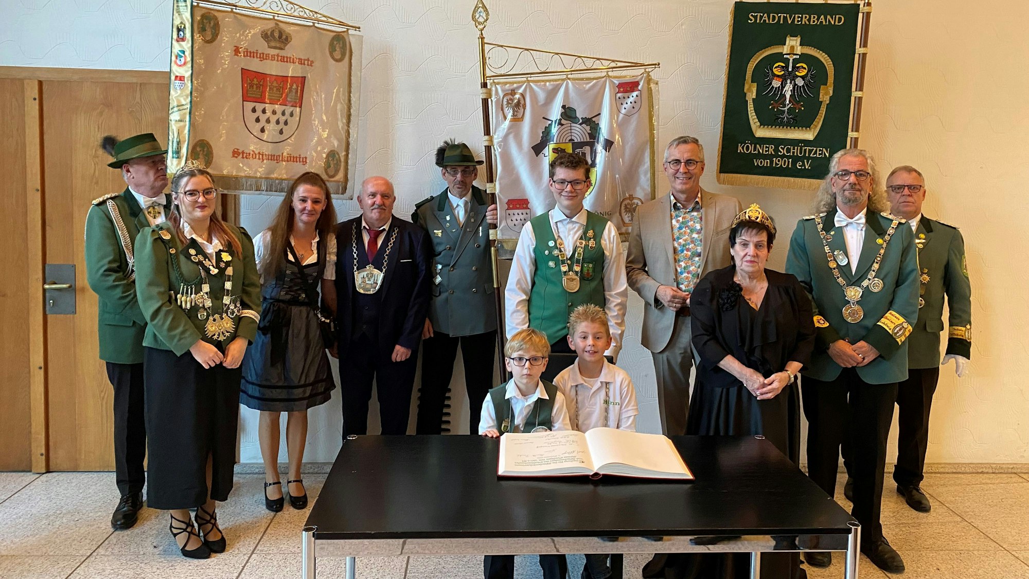 Die Mitglieder des Stadtverbandes Kölner Schützen im historischen Rathaus.