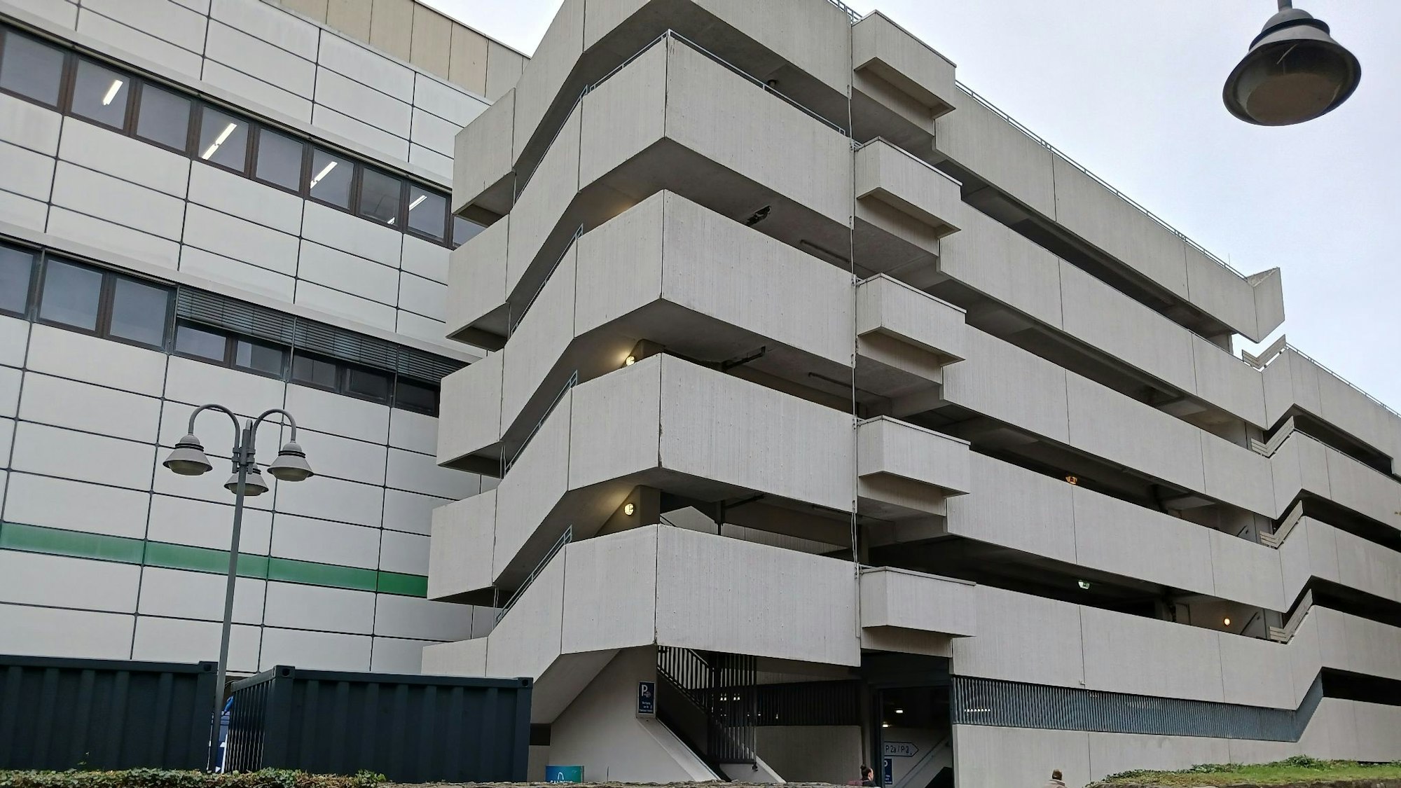 Das aus Beton geparkte Parkhaus des Siegburger Kaufhofs