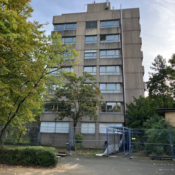Das Rechtshaus ist ein brutalistisches Gebäude.
