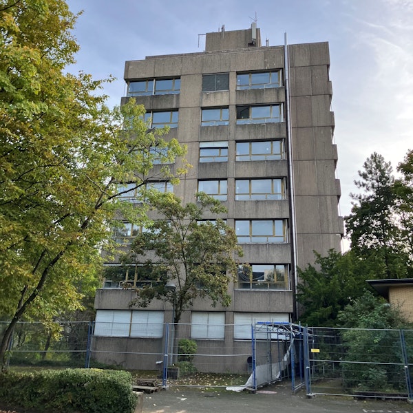 Das Rechtshaus ist ein brutalistisches Gebäude.