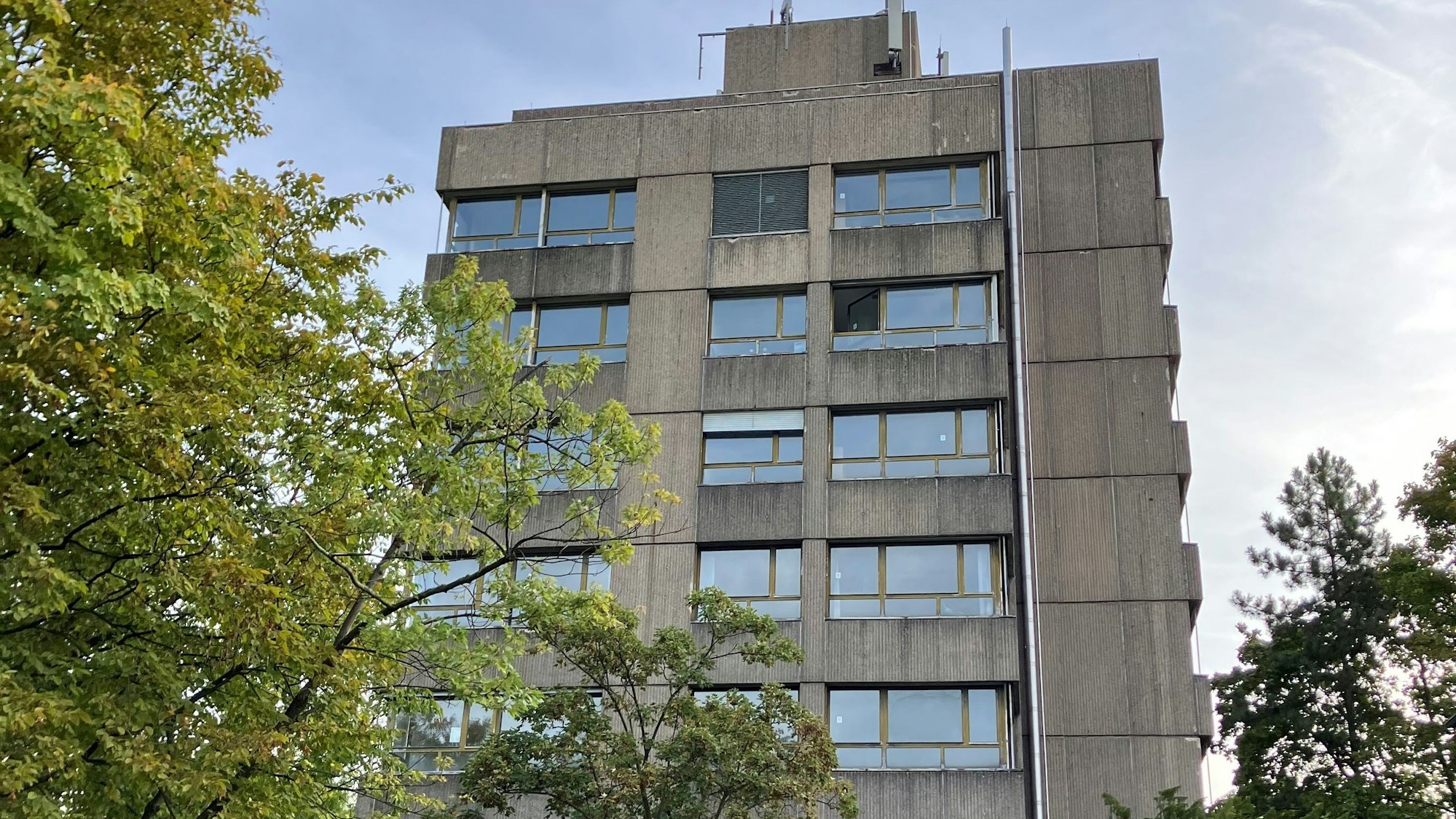 Das Rechtshaus ist ein brutalistisches Gebäude.