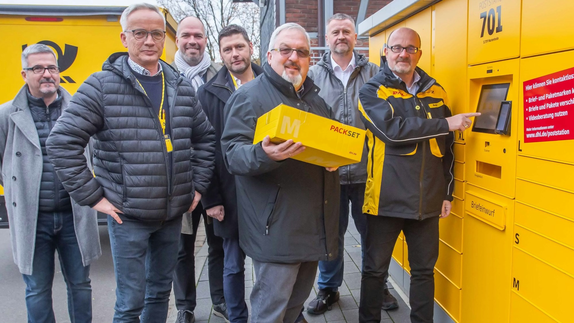 Sie haben die neue Poststation an der Bahnhofstraße in Marienheide nicht nur vorgestellt, sondern auch gleich ausprobiert (v.l.): Hans-Dieter Pupp, Volker Schmidt (beide Deutsche Post), Grundstückseigentümer Hendrik Pilatzki, Dirk Coenen (Post), Marienheides Bürgermeister Stefan Meisenberg, Bastian Klein (Hit-Markt) und Peter Mayer (Post).