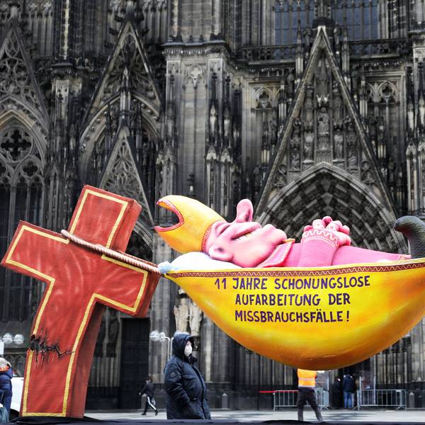 Mit einer satirischen Plastik, aufgestellt vor dem Kölner Dom, wirft der Künstler Jacques Tilly der katholischen Kirche mangelnde Bereitschaft zur Aufarbeitung des Missbrauchsskandals vor.