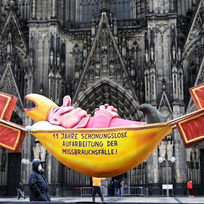 Mit einer satirischen Plastik, aufgestellt vor dem Kölner Dom, wirft der Künstler Jacques Tilly der katholischen Kirche mangelnde Bereitschaft zur Aufarbeitung des Missbrauchsskandals vor.