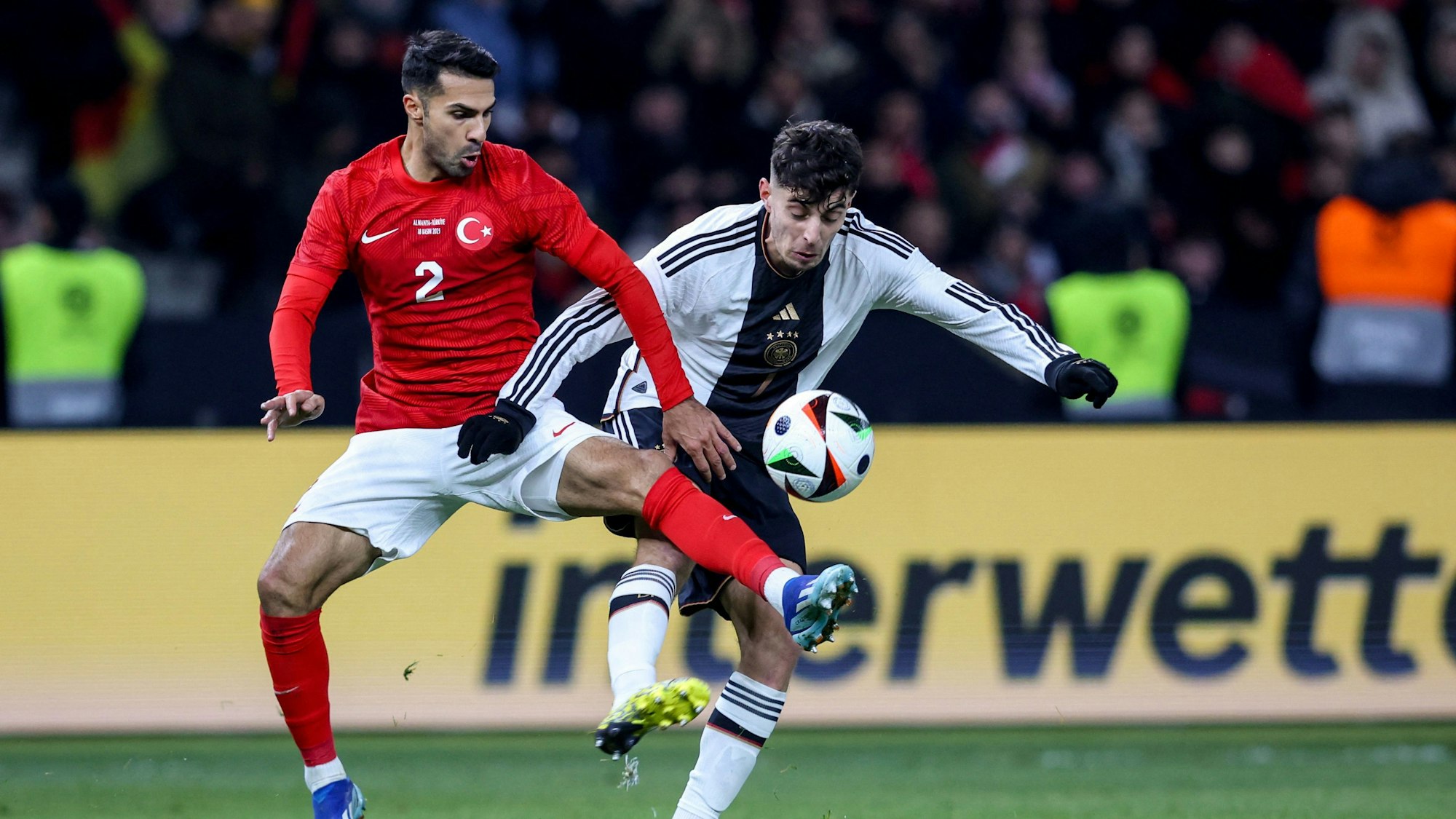 Kai Havertz und Zeki Celik kämpfen um den Ball.