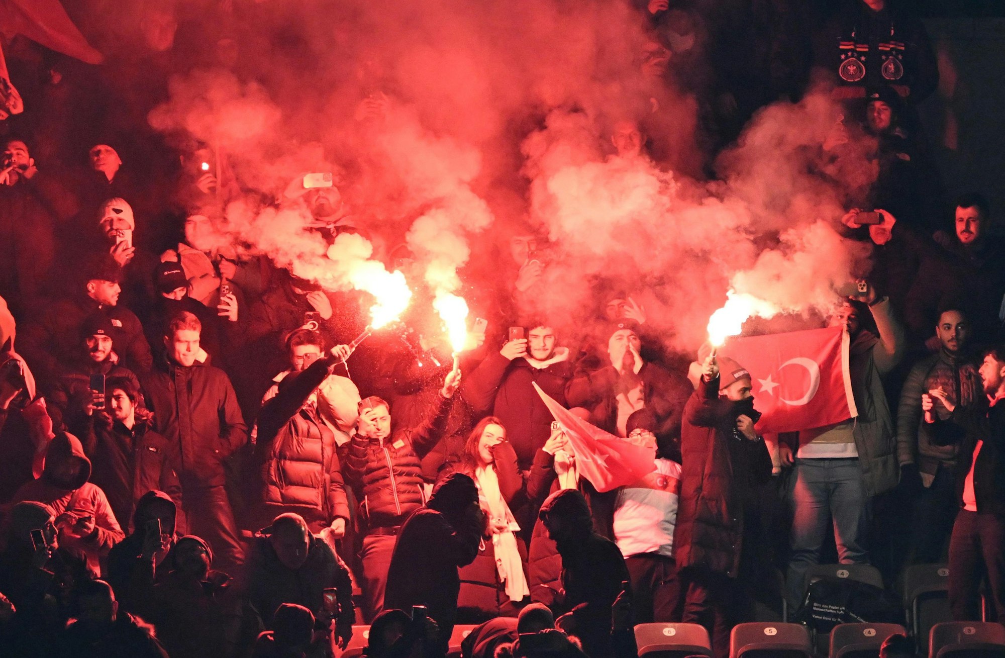 Türkische Fans zünden Pyrotechnik.