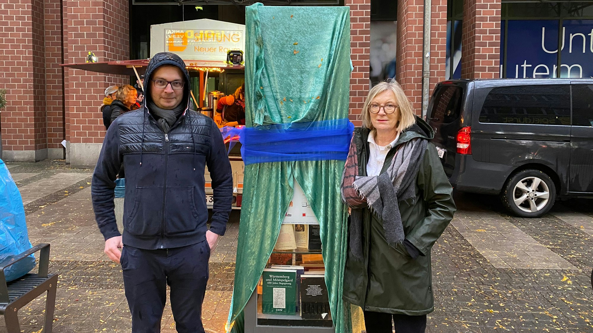 Neuer Bücherschrank auf der Hohe Straße - Elias Mugendi und Christiane Rabbe (Bürgerstiftung)
