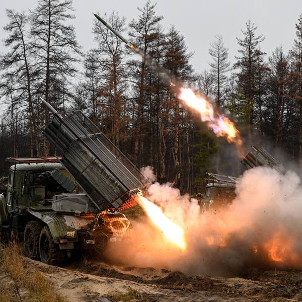 Russische Grad-Raketenwerfer feuern auf ukrainische Stellungen in der Ukraine. Rund um Awdijiwka muss die russische Armee „besonders schwere Verluste“ hinnehmen, heißt es vom britischen Verteidigungsministerium.