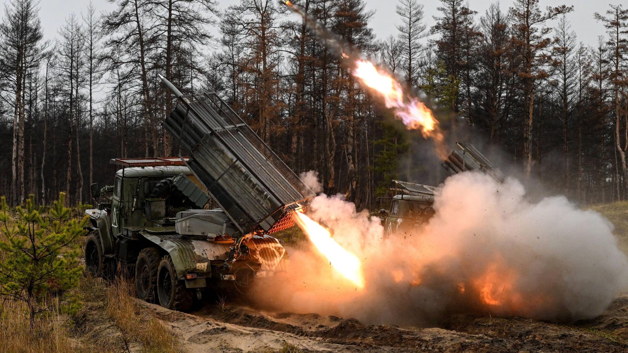 Russische Grad-Raketenwerfer feuern auf ukrainische Stellungen in der Ukraine. Rund um Awdijiwka muss die russische Armee „besonders schwere Verluste“ hinnehmen, heißt es vom britischen Verteidigungsministerium.