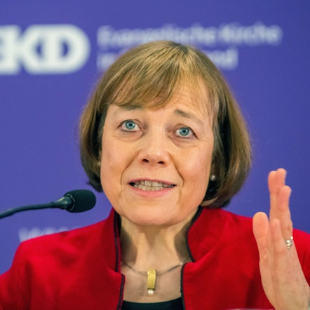 Annette Kurschus, Ratsvorsitzende der Evangelischen Kirche in Deutschland (EKD), spricht im Ulmer Congress Centrum bei einer Pressekonferenz.