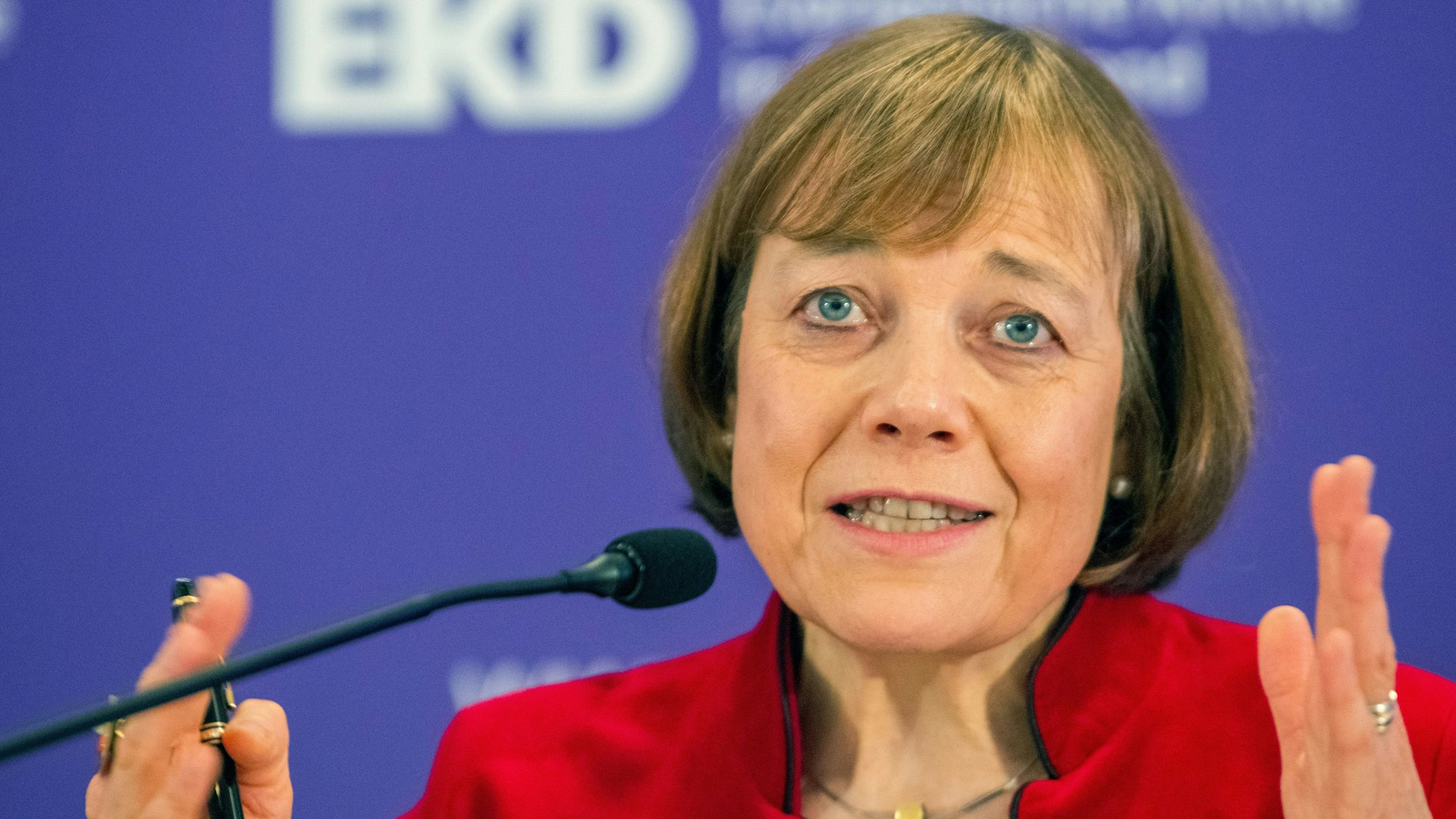 Annette Kurschus, Ratsvorsitzende der Evangelischen Kirche in Deutschland (EKD), spricht im Ulmer Congress Centrum bei einer Pressekonferenz.