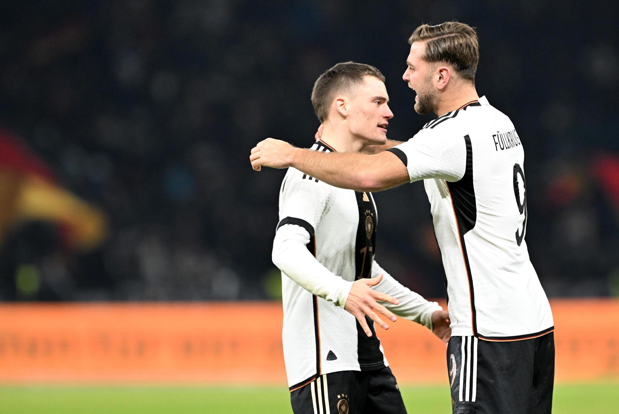 Deutschlands Niclas Füllkrug bejubelt sein Tor zum 2:2 mit Florian Wirtz.