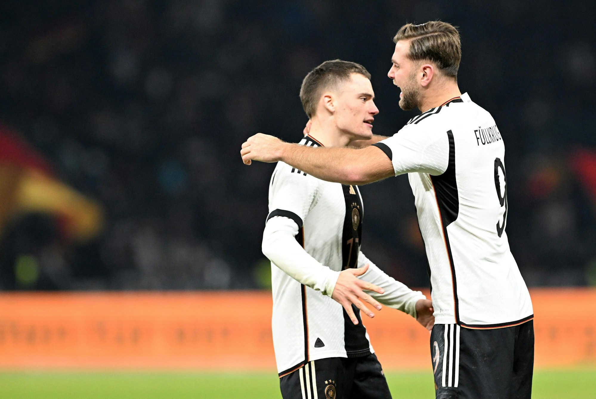 Deutschlands Niclas Füllkrug bejubelt sein Tor zum 2:2 mit Florian Wirtz.