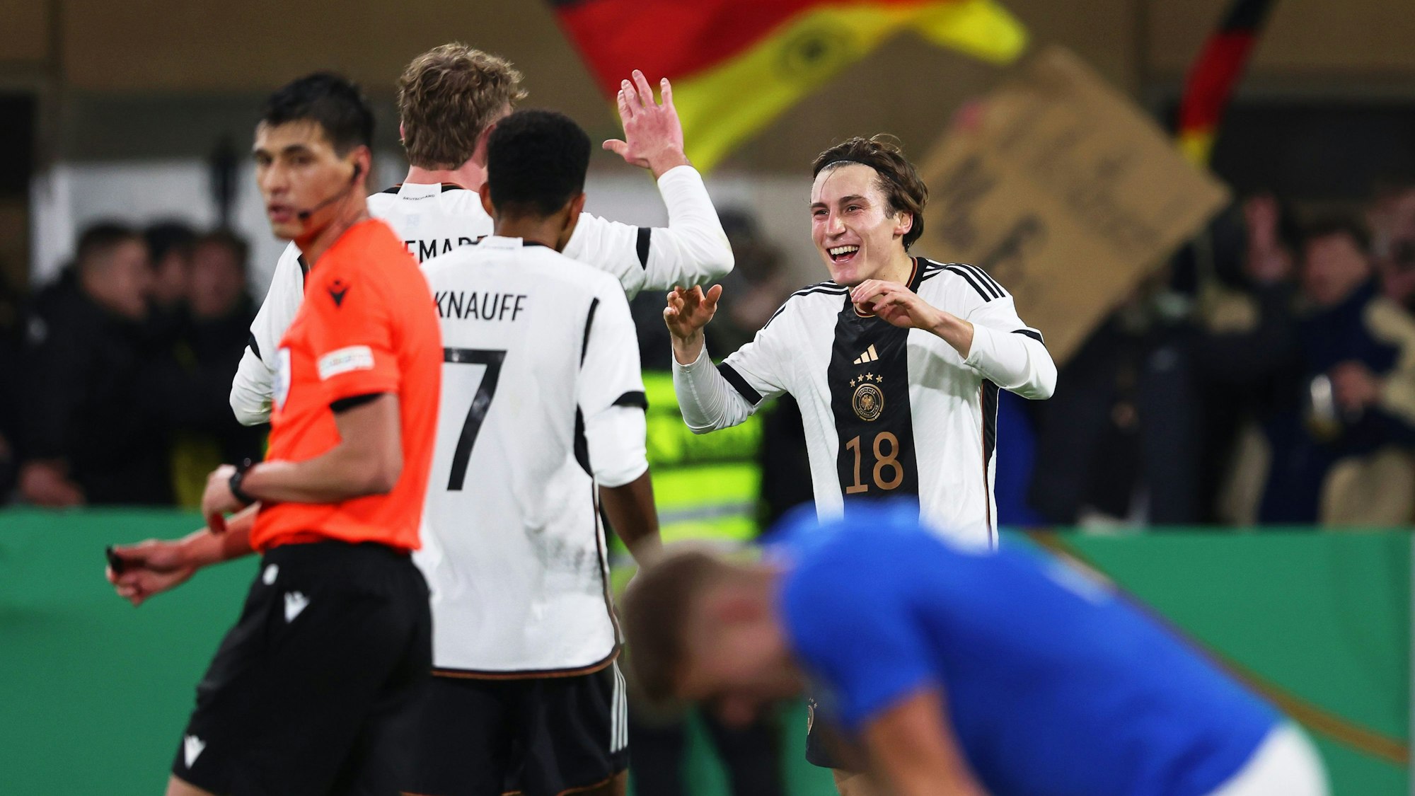 17.11.2023, Nordrhein-Westfalen, Paderborn: Fußball, U21 Männer: EM-Qualifikation, Deutschland - Estland, 1. Runde, Gruppe D, 6. Spieltag, im Stadion in Paderborn. Deutschlands Torschütze Rocco Reitz (r) feiert seinen Treffer zum 4:1 mit den Teamkollegen Nick Woltemade (l) und Ansgar Knauff (M). Foto: Friso Gentsch/dpa +++ dpa-Bildfunk +++