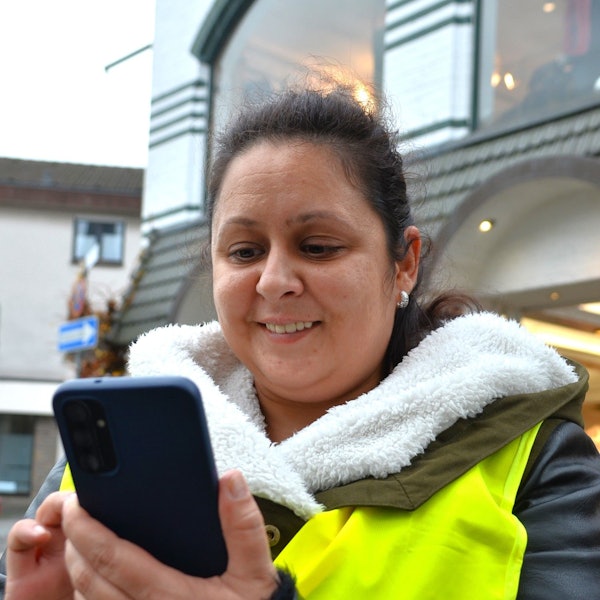 Mit dem Smartphone erfasst der Waldbröler MS-Kontaktkreis zurzeit Orte in der Marktstadt, die entweder passend gestaltet sind für Menschen mit Einschränkungen oder an denen ein Verbesserungsbedarf besteht. Unser Foto zeigt Mitglied Shirley Kahlon bei dieser Arbeit.