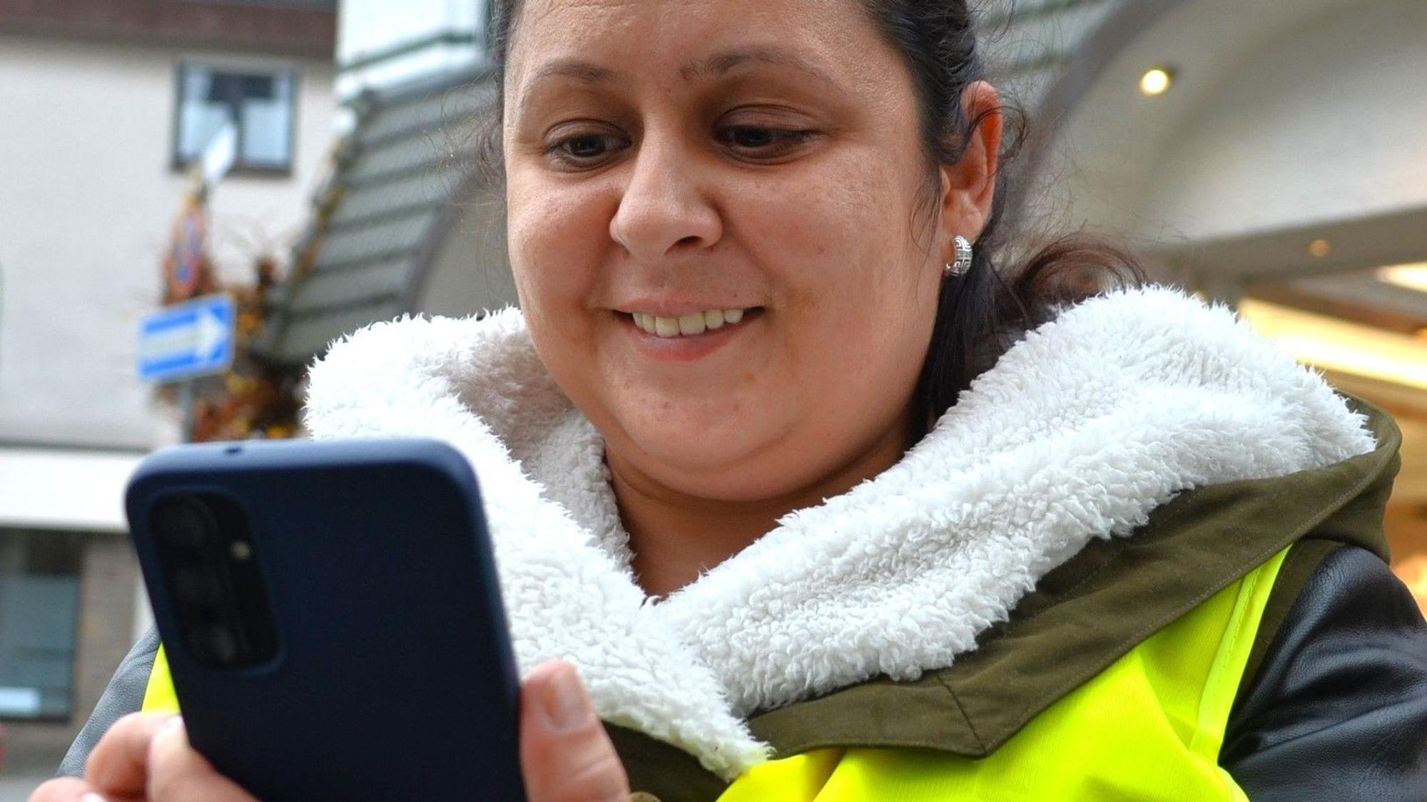 Mit dem Smartphone erfasst der Waldbröler MS-Kontaktkreis zurzeit Orte in der Marktstadt, die entweder passend gestaltet sind für Menschen mit Einschränkungen oder an denen ein Verbesserungsbedarf besteht. Unser Foto zeigt Mitglied Shirley Kahlon bei dieser Arbeit.