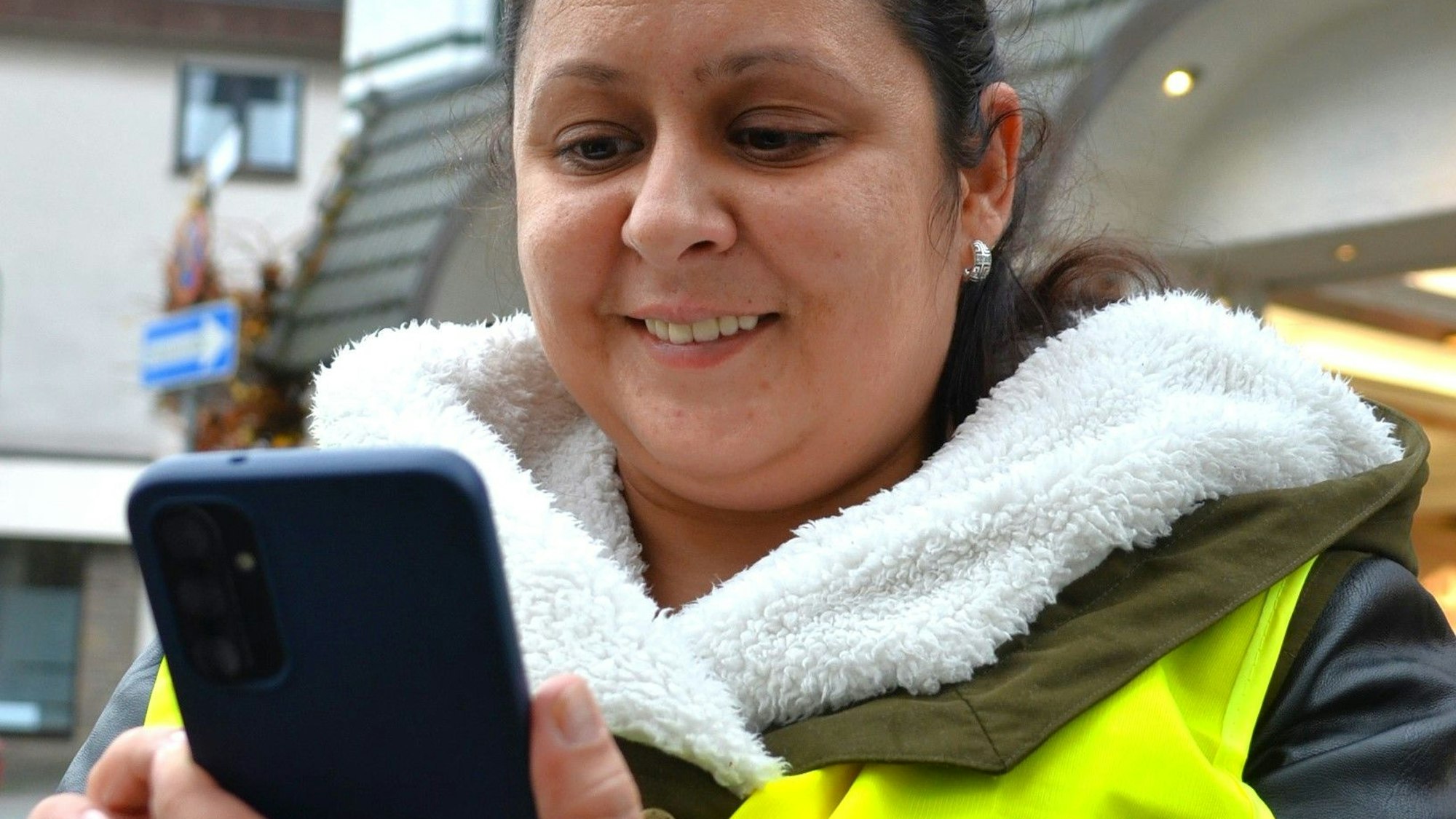 Mit dem Smartphone erfasst der Waldbröler MS-Kontaktkreis zurzeit Orte in der Marktstadt, die entweder passend gestaltet sind für Menschen mit Einschränkungen oder an denen ein Verbesserungsbedarf besteht. Unser Foto zeigt Mitglied Shirley Kahlon bei dieser Arbeit.