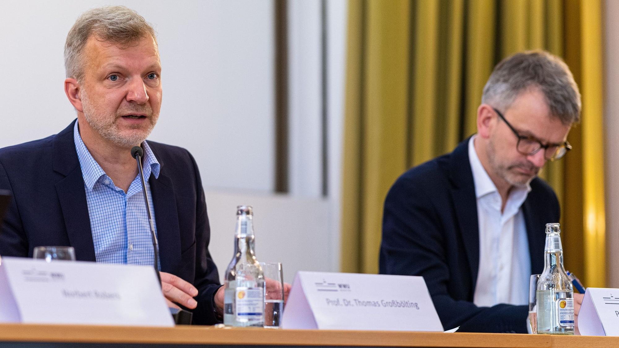 13.06.2022, Nordrhein-Westfalen, Münster: Die Historiker Thomas Großbölting (l) und Klaus Große Kracht, sprechen bei der Pressekonferenz zur Vorstellung der Studienergebnisse zum Missbrauch im Bistum Münster. In der Westfälischen Wilhelms Universität stellt das Forschungsteam die Studienergebnisse aus dem Missbrauch von 1945 - 2020 im Bistum Münster vor. Foto: Guido Kirchner/dpa +++ dpa-Bildfunk +++