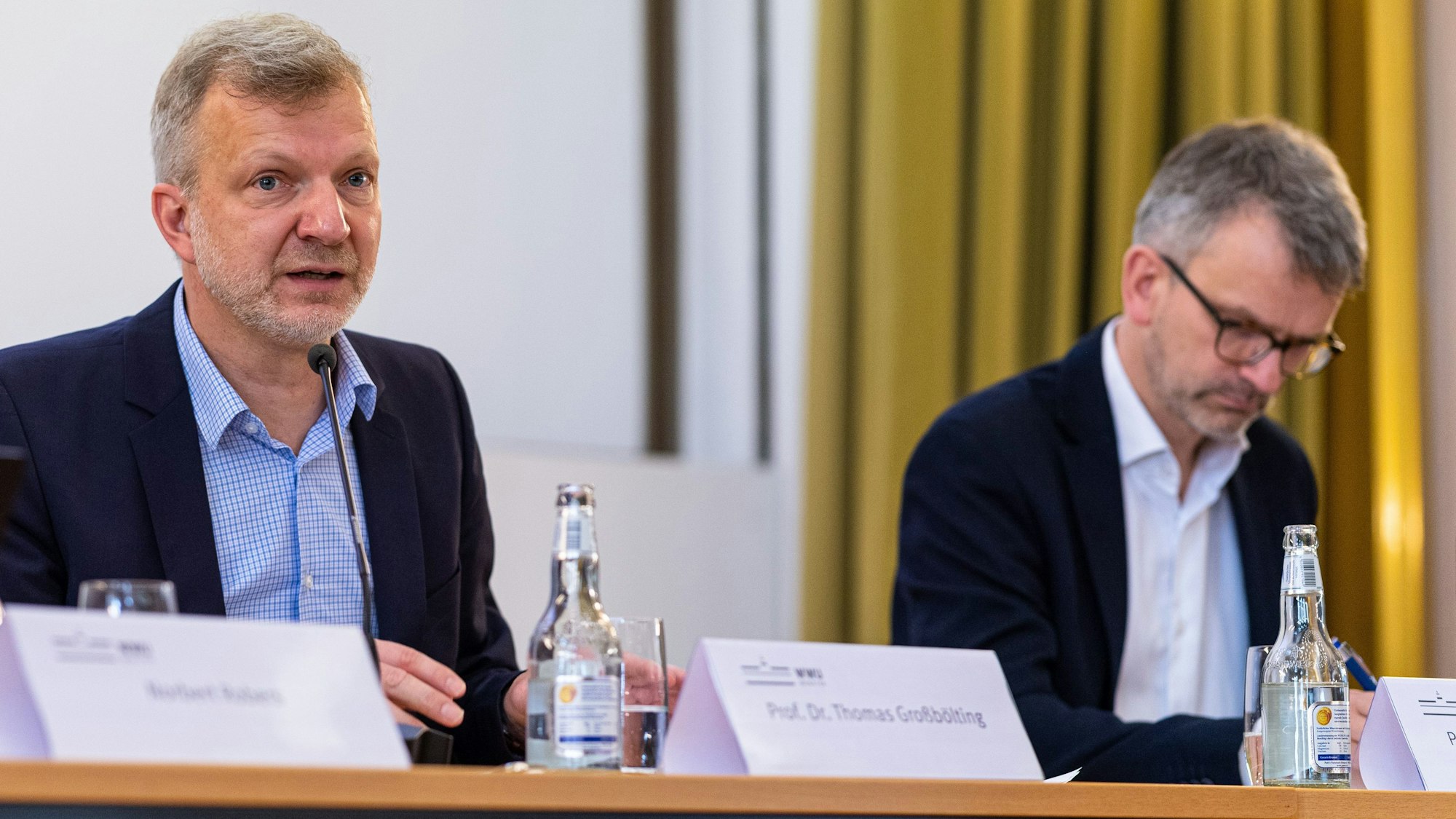 13.06.2022, Nordrhein-Westfalen, Münster: Die Historiker Thomas Großbölting (l) und Klaus Große Kracht, sprechen bei der Pressekonferenz zur Vorstellung der Studienergebnisse zum Missbrauch im Bistum Münster. In der Westfälischen Wilhelms Universität stellt das Forschungsteam die Studienergebnisse aus dem Missbrauch von 1945 - 2020 im Bistum Münster vor. Foto: Guido Kirchner/dpa +++ dpa-Bildfunk +++