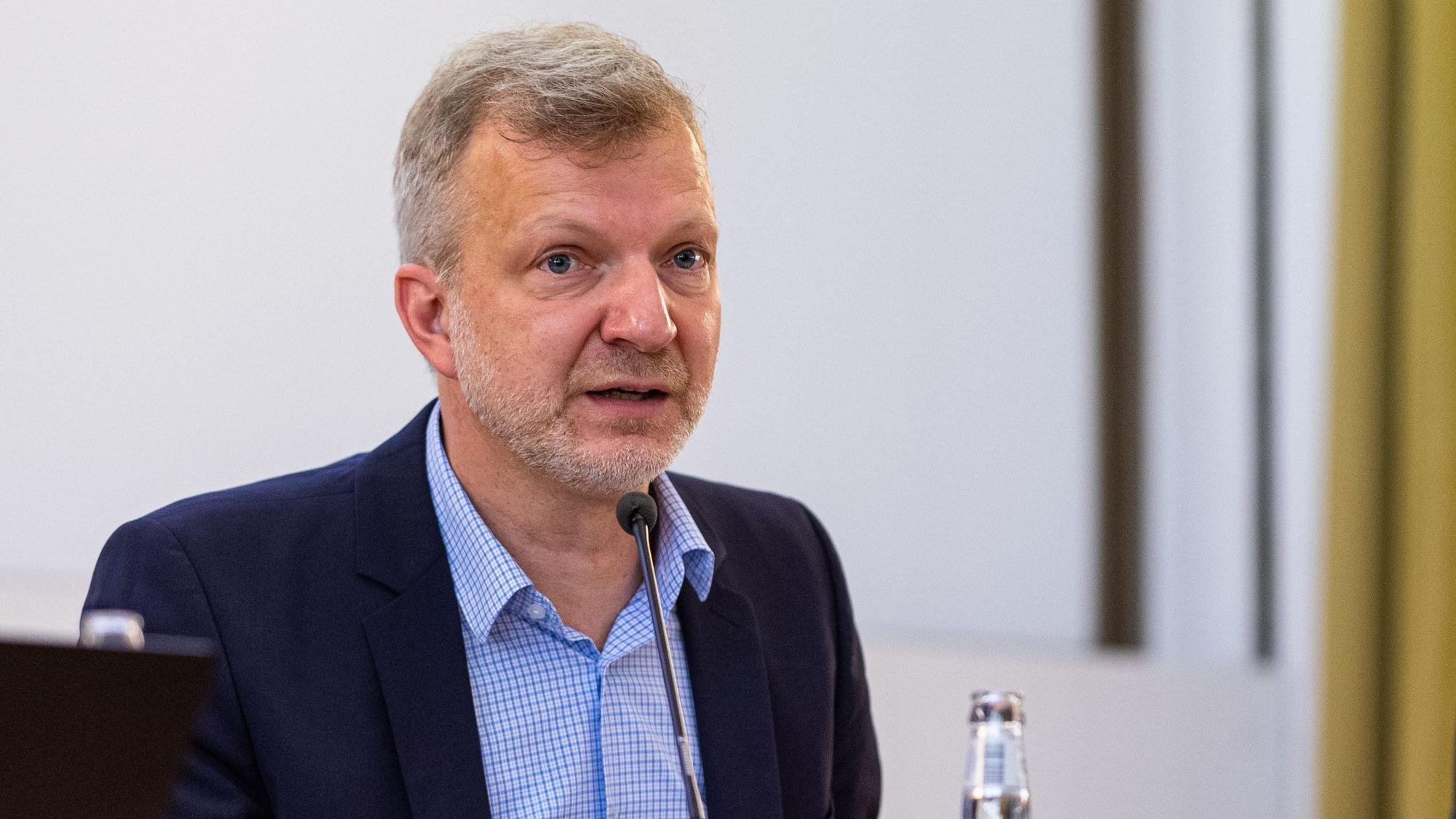 13.06.2022, Nordrhein-Westfalen, Münster: Die Historiker Thomas Großbölting (l) und Klaus Große Kracht, sprechen bei der Pressekonferenz zur Vorstellung der Studienergebnisse zum Missbrauch im Bistum Münster.