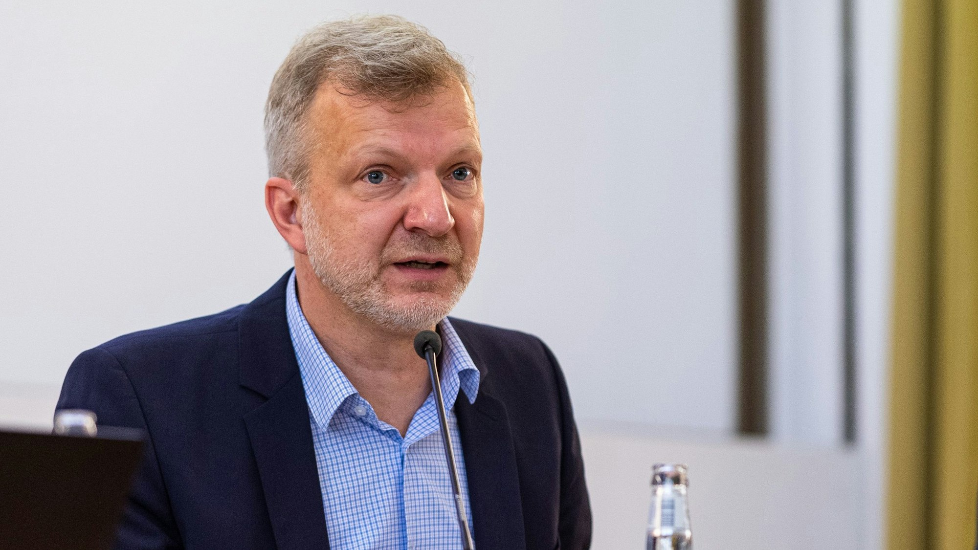 13.06.2022, Nordrhein-Westfalen, Münster: Die Historiker Thomas Großbölting (l) und Klaus Große Kracht, sprechen bei der Pressekonferenz zur Vorstellung der Studienergebnisse zum Missbrauch im Bistum Münster.