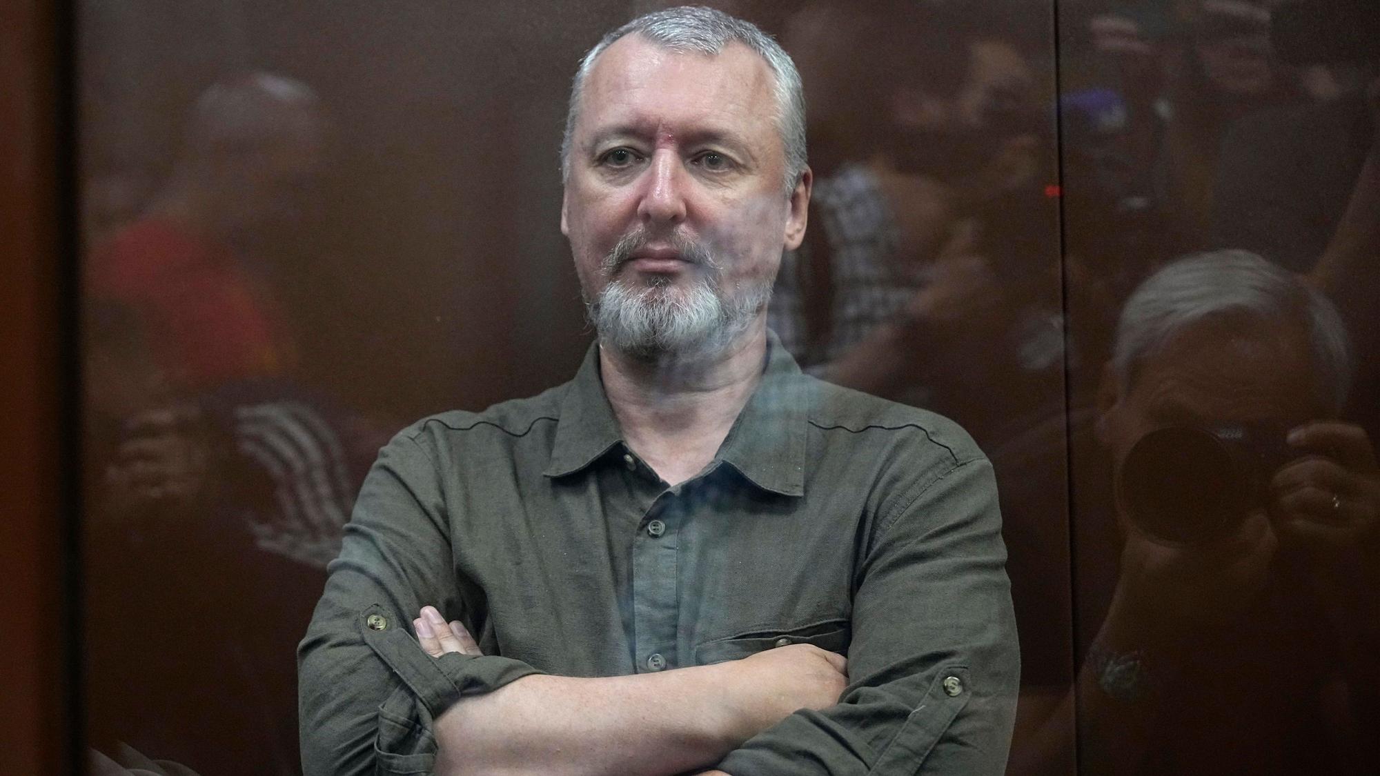 Igor Girkin, Ultranationalist aus Russland, verschränkt die Arme in einem Glaskäfig eines Gerichtssaals des Moskauer Bezirksgerichts Meschtschanski.