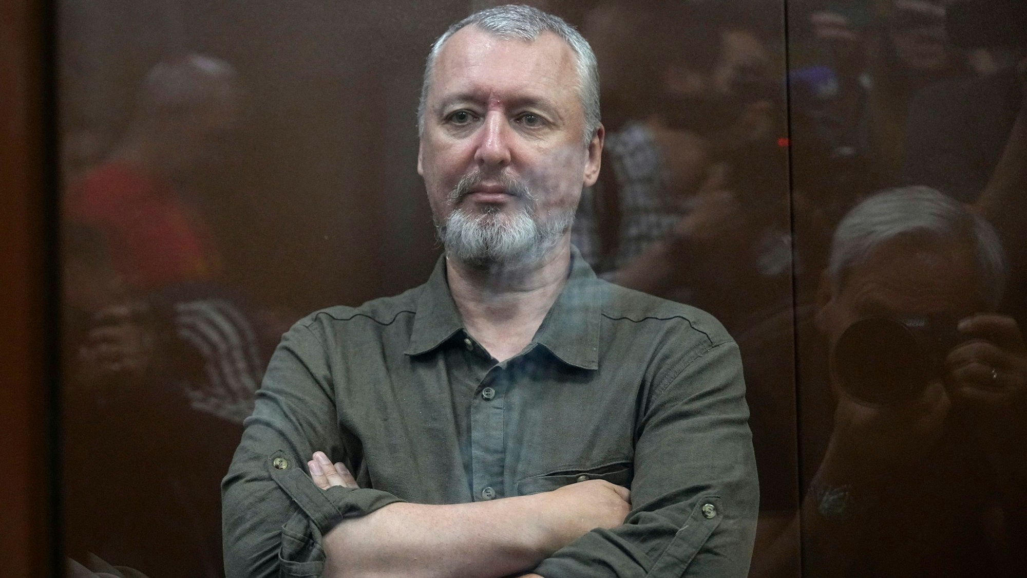 Igor Girkin, Ultranationalist aus Russland, verschränkt die Arme in einem Glaskäfig eines Gerichtssaals des Moskauer Bezirksgerichts Meschtschanski.