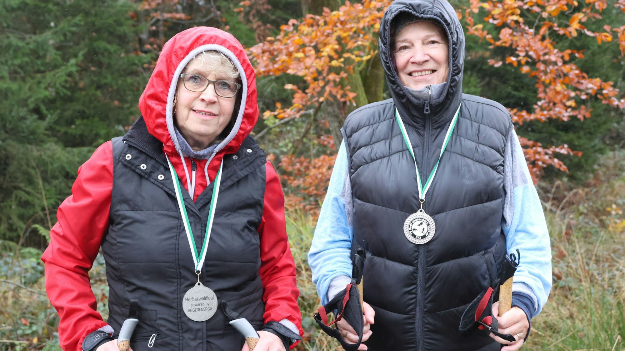 Bild von zwei Walkerinnen im Regen