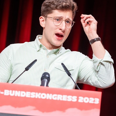 dpatopbilder - 17.11.2023, Niedersachsen, Braunschweig: Philipp Türmer, Kandidat Jusos-Bundesvorsitzender, hält beim Bundeskongress der Jungsozialisten (Jusos) seine Bewerbungsrede. Foto: Moritz Frankenberg/dpa +++ dpa-Bildfunk +++