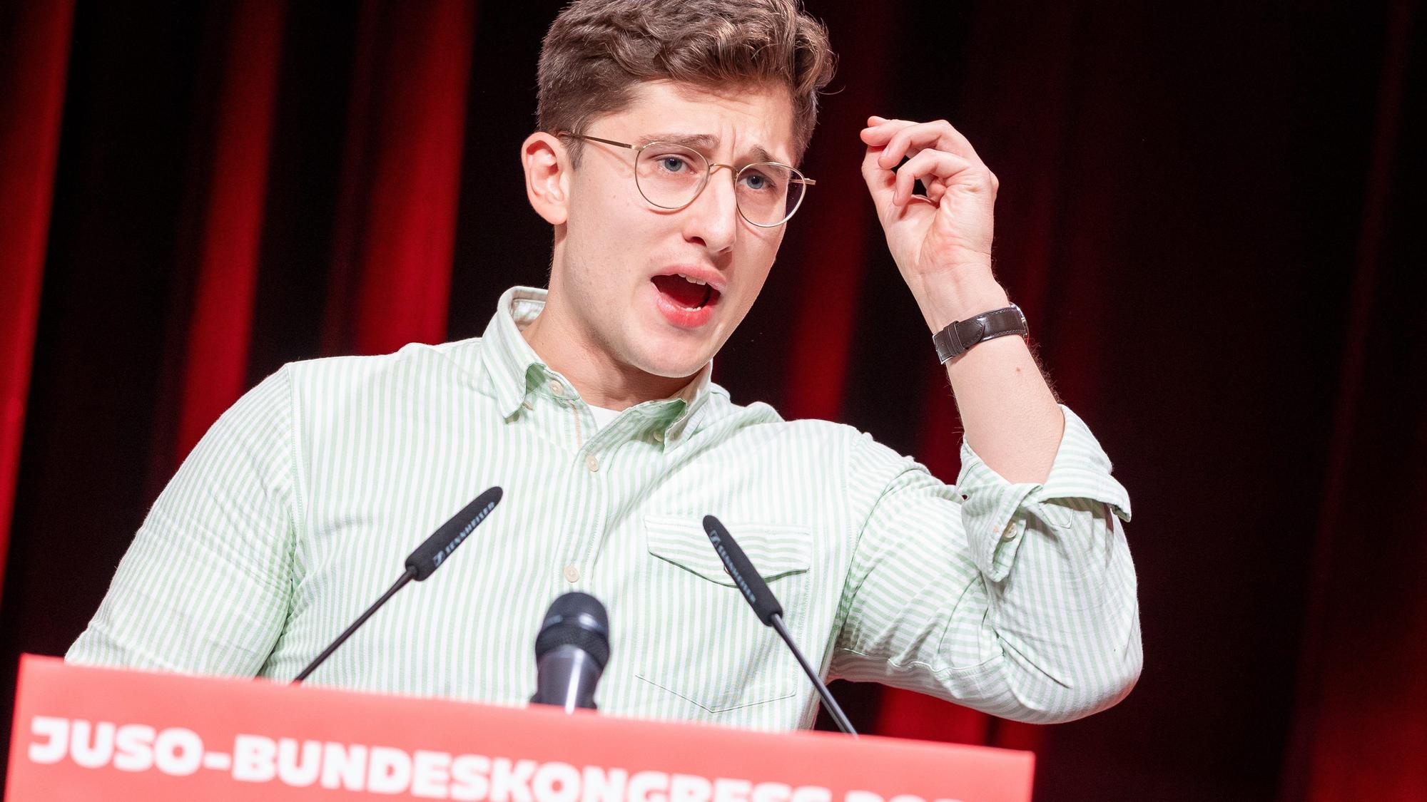 dpatopbilder - 17.11.2023, Niedersachsen, Braunschweig: Philipp Türmer, Kandidat Jusos-Bundesvorsitzender, hält beim Bundeskongress der Jungsozialisten (Jusos) seine Bewerbungsrede. Foto: Moritz Frankenberg/dpa +++ dpa-Bildfunk +++