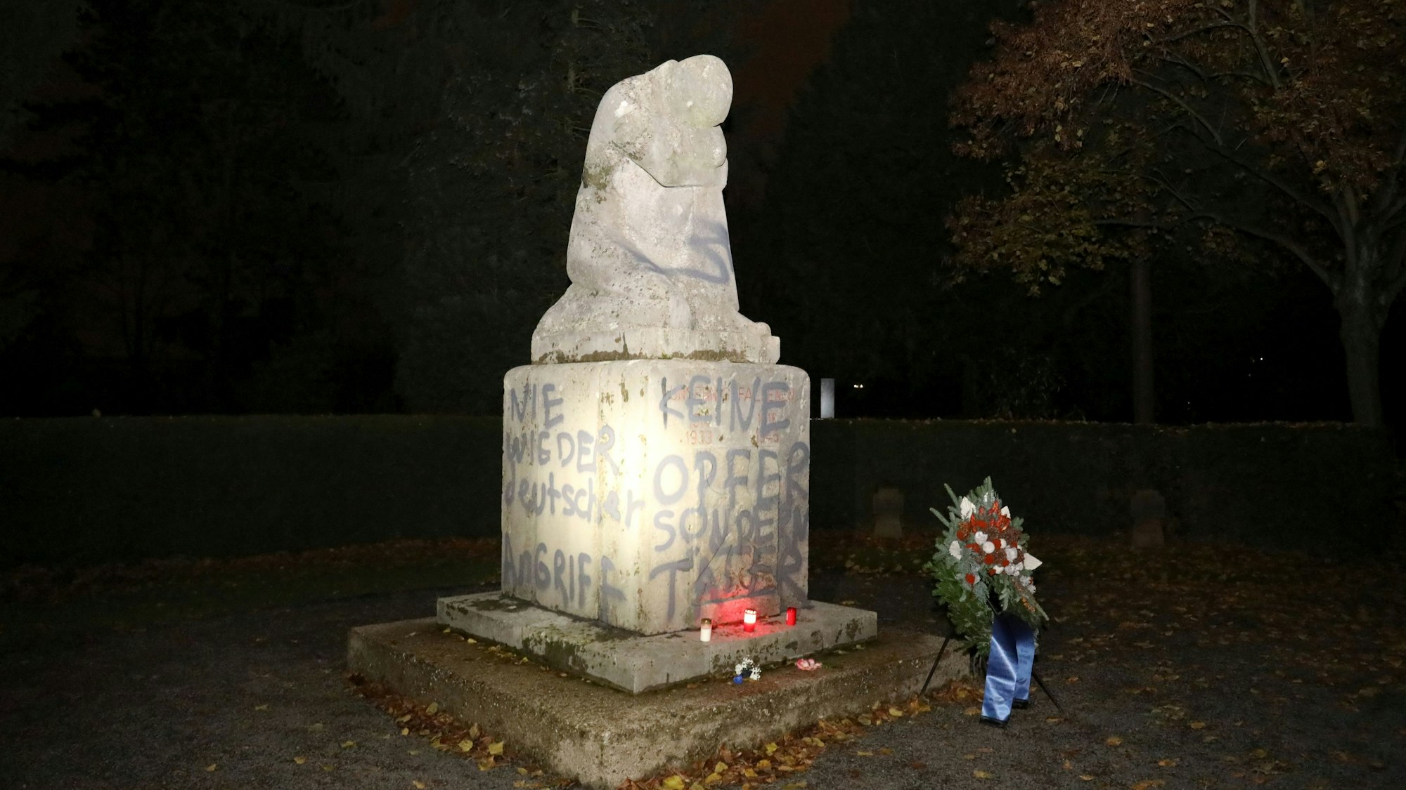 Friedhof Platanenweg in Bonn-Beuel Schmiereien auf dem Ehrenmal in der Nacht zum Volkstrauertag