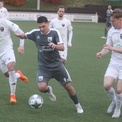 TuS-Akteur Gagik Arutiunian (Mitte) nimmt es gleich mit zwei Gegenspielern auf, nämlich mit Paul Orfgen (links) und Niklas Krämer.