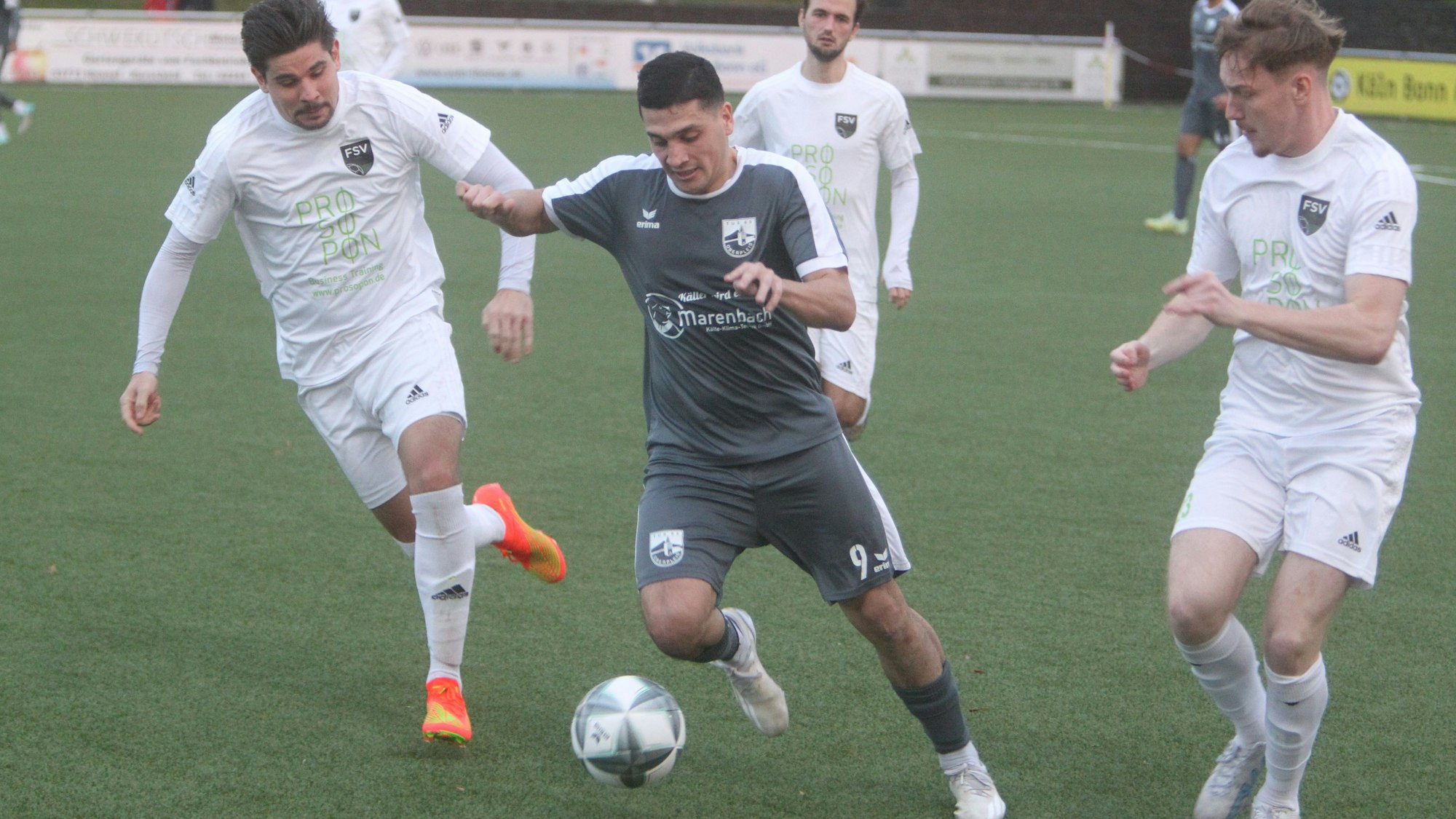 TuS-Akteur Gagik Arutiunian (Mitte) nimmt es gleich mit zwei Gegenspielern auf, nämlich mit Paul Orfgen (links) und Niklas Krämer.