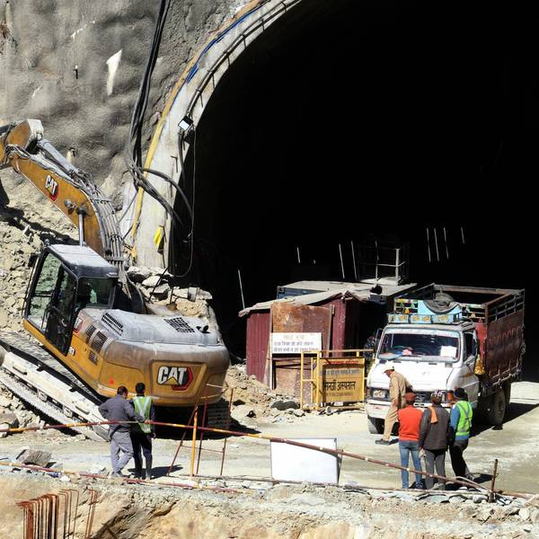 18.11.2023, Indien, Uttarakhand: Ein Bagger arbeitet am Eingang eines im Bau befindlichen Straßentunnels, der eingestürzt ist. Die Bohrarbeiten zur Rettung von etwa 40 Arbeitern in einem eingestürzten Autobahntunnel im Norden Indiens sind vorübergehend unterbrochen worden. Ein eigens aus der Hauptstadt Neu Delhi eingeflogenes Bohrgerät habe am Freitagnachmittag (17.11.2023) seine Arbeit eingestellt, nachdem ein lautes Knacken im Tunnel zu hören gewesen sei, berichtete die Nachrichtenagentur PTI am Samstag unter Verweis auf Behörden. Das Geräusch habe Panik bei den Rettungskräften ausgelöst. Foto: ---/AP/dpa +++ dpa-Bildfunk +++