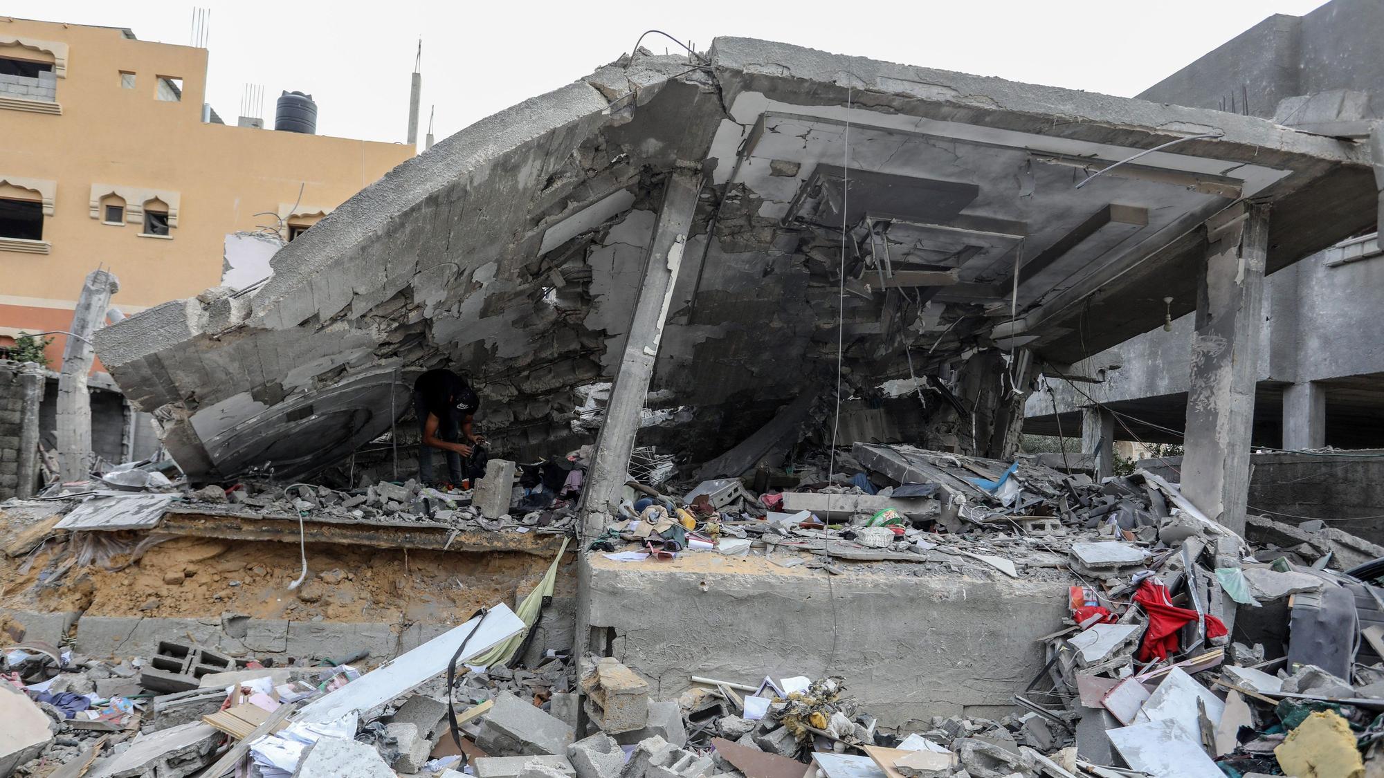 Ein Palästinenser inspiziert in Rafah im Gaza-Streifen ein zerstörtes Haus nach israelischem Bombardement.