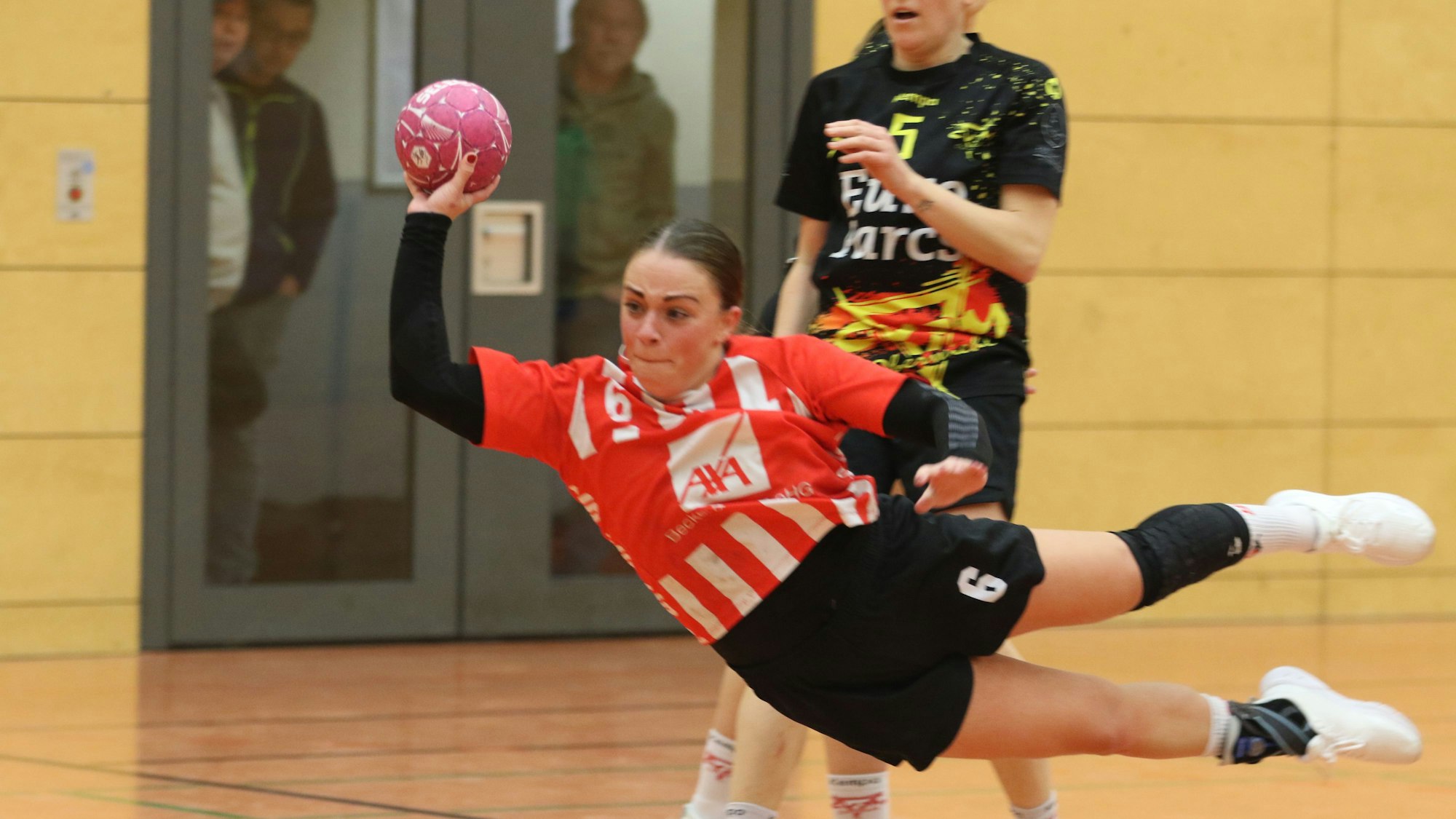 Das Bild zeigt Svenja Bank beim Sprungwurf.